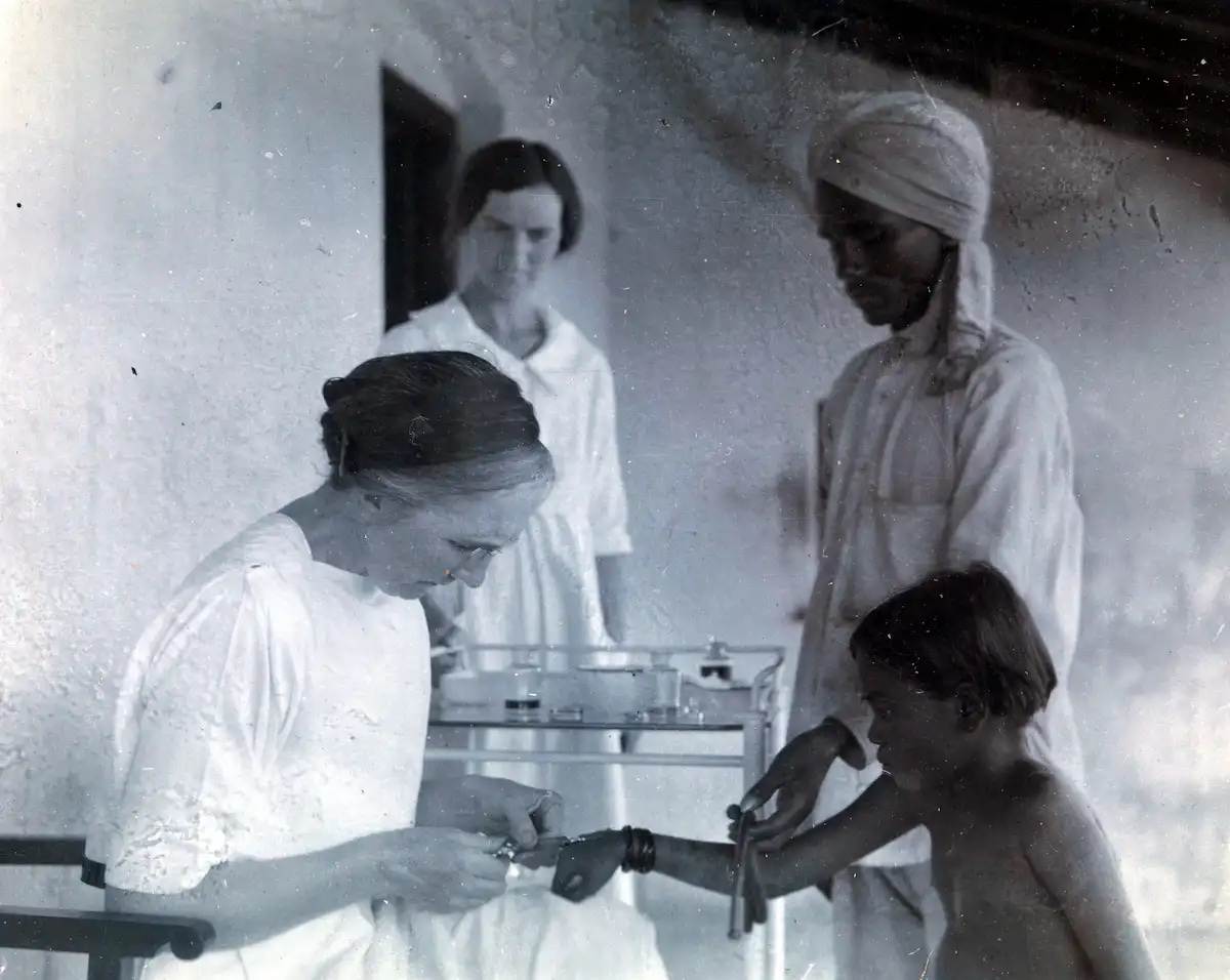 Dr. Isabel Kerr, a European missionary, administering to a patient a chaulmoogra oil treatment in 1915, prior to the invention of the Ball Method. George McGlashan Kerr, CC BY